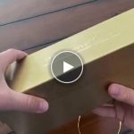 Trandafir placat cu aur în cutie cadou – video
