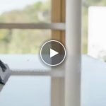 Curățător de geamuri fără fir care aspiră și usucă – video